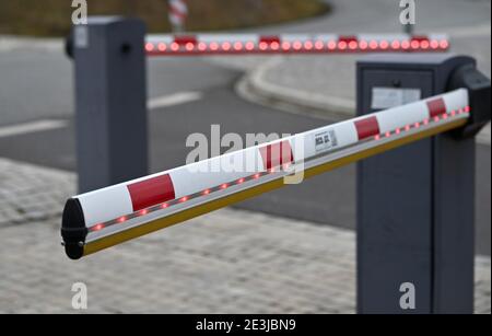 Leipzig, Allemagne. 07 janvier 2021. Une barrière fermée dans la région de Leipzig sécurise une entrée. Credit: Volkmar Heinz/dpa-Zentralbild/ZB/dpa/Alay Live News Banque D'Images