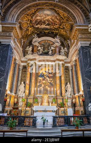 Haut autel avec couronnement de la Vierge (1679) par Giacinto Brandi dans l'Église des Saints noms de Jésus et Marie (Chiesa dei Santi Nomi di Gesu e mari Banque D'Images