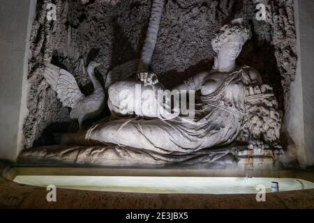 Fontaine avec déesse sculpture Juno de Quattro Fontane (les quatre Fontaines) de nuit à Rome, Italie, symbole de force, fille de Saturne, 16e cen Banque D'Images