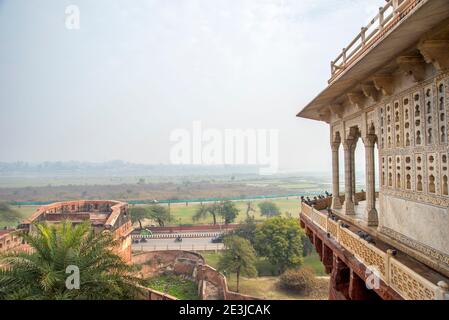 Château d'Agra, Uttar Pradesh, Inde à l'extérieur de Jahangiri Mahal. Banque D'Images