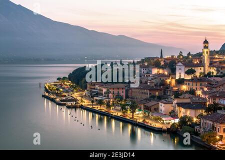 Vue panoramique sur le village italien après le coucher du soleil à l'heure bleue sur le lac de Garde, Garda See, Limone, Brescia, Italie Banque D'Images