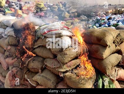 Vue de la pile brûlante de tabac à mâcher et de drogues indiens saisis lors de la cérémonie organisée par les douanes, à Sukkur, le mardi 19 janvier 2021. Banque D'Images