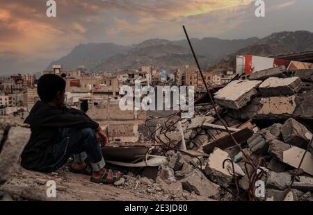 Taiz / Yémen - 22 août 2016 : UN enfant yéménite est témoin de la destruction de maisons dans la ville de Taiz en raison de la guerre Banque D'Images