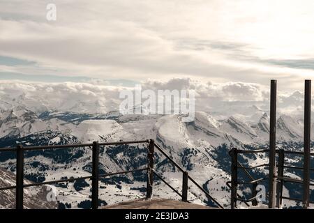 La neige couvrait les alpes suisses depuis la vue d'en haut de la montagne Saentis Banque D'Images