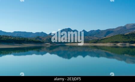 Vue sur un beau lac de montagne en Andalousie en Espagne Banque D'Images