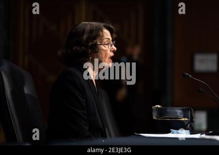 Washington, États-Unis. 19 janvier 2021. La sénatrice Dianne Feinstein (D-CA) présente Janet L. Yellen, de Californie, la candidate du président élu Joe Biden au poste de secrétaire au Trésor lors d'une audience du Comité des finances du Sénat à Washington DC, le 19 janvier 2021. Photo de piscine par Anna Moneymaker/UPI crédit: UPI/Alay Live News Banque D'Images