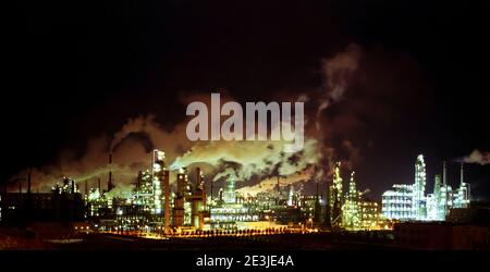 Usine pétrochimique de Karamay la nuit à Xinjiang photo de haute qualité Banque D'Images