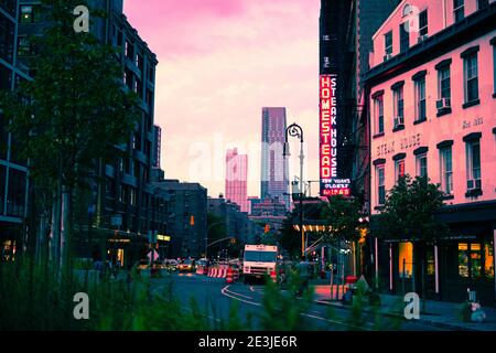 Coucher de soleil à 9th Ave. Old Homestead Steakhouse est vu sur la droite et 1 Manhattan West est en arrière-plan. Arbres au premier plan. Banque D'Images