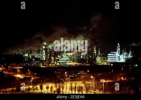 Portrait de l'usine pétrochimique de Xinjiang Karamay la nuit de haute qualité photo Banque D'Images