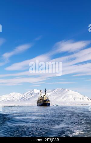 Brise-glace à l'ancre dans les eaux arctiques de Svalbard, un archipel norvégien entre la Norvège continentale et le pôle Nord. Ciel bleu et neige Banque D'Images