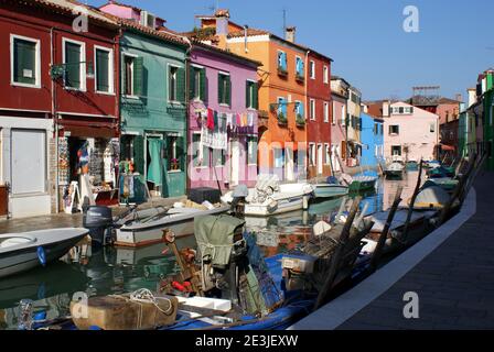 Vue sur le canal et maisons de pêcheurs aux couleurs vives, Burano, Venise, Italie Banque D'Images