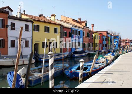 Vue sur le canal et maisons de pêcheurs aux couleurs vives, Burano, Venise, Italie Banque D'Images