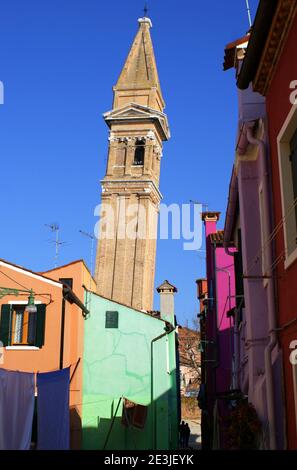 Le clocher pendu de l'église San Martino (Chiesa di San Martino), Burano, Venise, Italie Banque D'Images