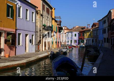 Vue sur le canal et maisons de pêcheurs aux couleurs vives, Burano, Venise, Italie Banque D'Images