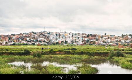 Antananarivo, Madagascar - 24 avril 2019: Paysage typique pendant une journée découverte près de la capitale de Madagascar, maisons sur de petites collines, avec des gens Banque D'Images