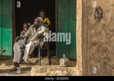 Scène de rue à Bandiagara, pays Dogon. Le Mali, Afrique de l'Ouest Banque D'Images