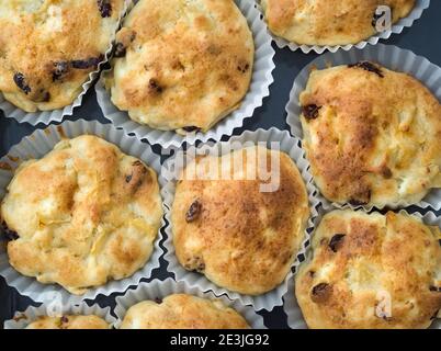 Muffins aux pommes fraîches et au fromage cottage avec raisins secs Banque D'Images