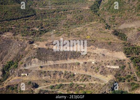 L'Arménie, la province de Syunik, Tatev, la route de montagne sinueuse de monastère de Tatev Banque D'Images