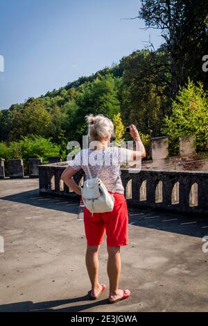 Femme prenant une photo, Château Bosiljevo, château médiéval appartenant à la famille Frankopan et maintenant dans un état de déréparation, comté de Karlovac, Croatie Banque D'Images