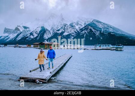 Lac Minnewanka dans les Rocheuses canadiennes à Banff, Alberta le Canada avec de l'eau turquoise est entouré de forêts de conifères. Lac Two Jack dans les montagnes Rocheuses du Canada. Couple randonnée au bord du lac Banff Canada Banque D'Images