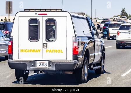 14 oct 2020 Concord / CA / USA - véhicule de patrouille routière de police de véhicules commerciaux roulant sur l'autoroute; la patrouille routière de Californie (CHP) est Banque D'Images