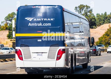 14 oct 2020 Fremont / CA / USA - Amtrak San Joaquins bus sur l'autoroute; la route de San Joaquins relie San Francisco Bay Area à Sacramen Banque D'Images