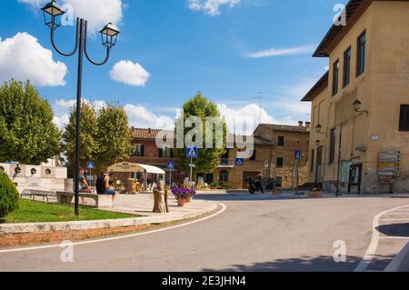 Monticiano, Italie - 7 septembre 2020. Bâtiments dans le centre de la ville médiévale de Monticiano dans la province de Sienne, Toscane, Italie Banque D'Images