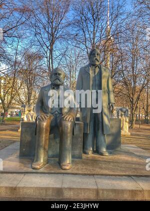 Marx-Engels-Forum (Sculpture dédiée à Marx & Engels) sur Alexanderplatz, Berlin, Allemagne Banque D'Images