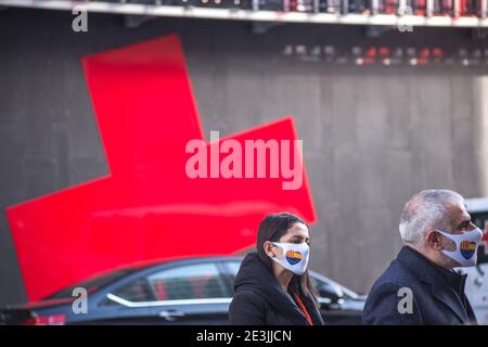 Barcelone, Espagne. 19 janvier 2021. Inés Arrimada vu lors de la conférence de presse.le Président de Ciudadanos (parti politique espagnol), Inés Arrimada, avec Carlos Carrizosa, candidat à la présidence de la généralité de Catalogne, a rencontré la Croix-Rouge à Barcelone. À la fin, ils ont eu une conférence de presse devant le siège de la Croix-Rouge de Barcelone qui a parlé des élections catalanes. Crédit : SOPA Images Limited/Alamy Live News Banque D'Images