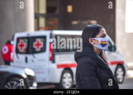 Barcelone, Espagne. 19 janvier 2021. Inés Arrimada vu lors de la conférence de presse.le Président de Ciudadanos (parti politique espagnol), Inés Arrimada, avec Carlos Carrizosa, candidat à la présidence de la généralité de Catalogne, a rencontré la Croix-Rouge à Barcelone. À la fin, ils ont eu une conférence de presse devant le siège de la Croix-Rouge de Barcelone qui a parlé des élections catalanes. Crédit : SOPA Images Limited/Alamy Live News Banque D'Images