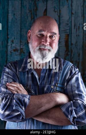 Portrait d'un homme âgé dans une salopette à bavette. Banque D'Images
