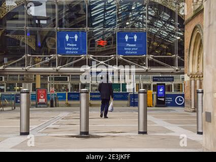 Signes de distanciation sociale à une gare calme de Liverpool Street Station à Londres pendant le troisième confinement national du coronavirus en Angleterre. Banque D'Images