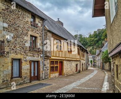 Fougeres, France, septembre 2020, vue sur une rue du centre ville Banque D'Images