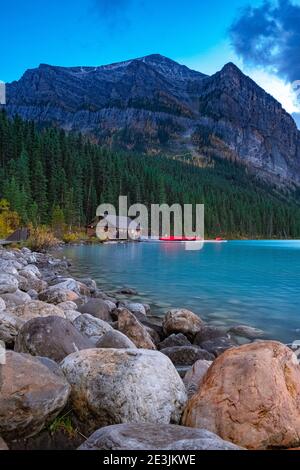 Lake Louise Rocheuses canadiennes Parc national de Banff, belles vues d'automne de l'emblématique lac Louise dans le parc national de Banff, dans les montagnes Rocheuses de l'Alberta Canada. Vacances en couple au lac Louise Banque D'Images