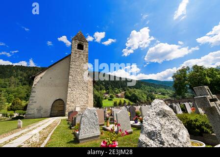 Ancienne église de montagne de San Vigilio (1515) avec cimetière à Pinzolo, Trento Italie Banque D'Images