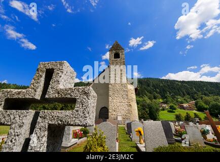 Ancienne église de montagne de San Vigilio (1515) avec cimetière à Pinzolo, Trento Italie Banque D'Images