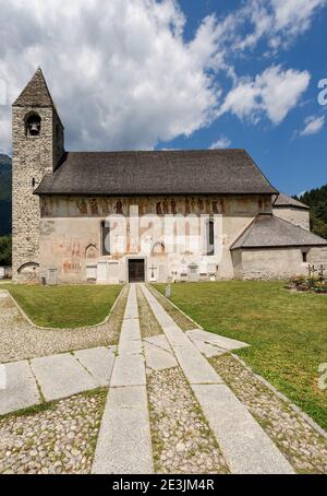 Ancienne église de San Vigilio, célèbre pour la fresque de la danse macabre, 1515 à Pinzolo, Trento, Italie, Europe Banque D'Images