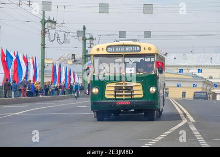 SAINT-PÉTERSBOURG, RUSSIE - 25 MAI 2019 : bus rétro Volvo - participant au défilé rétro en l'honneur de la journée de la ville sur le pont du Palais
