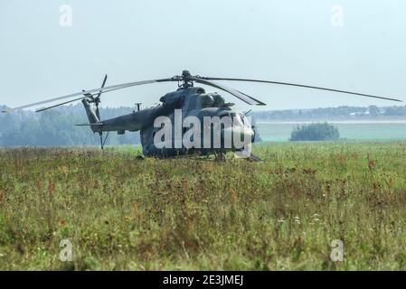 RÉGION DE MOSCOU, RUSSIE - 30 AOÛT 2019 : hélicoptère mi-8 (RF-04507) les forces aérospatiales russes se trouvent sur le terrain par une journée d'été Banque D'Images