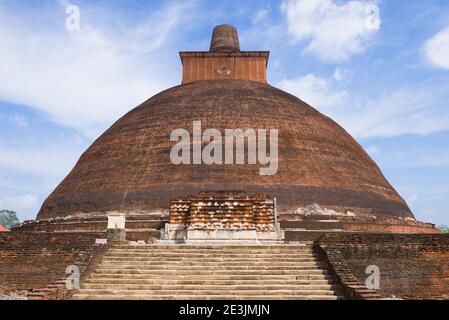 L'ancienne Jetavana dagoba est proche par une journée ensoleillée. Anuradhapura, Sri Lanka Banque D'Images