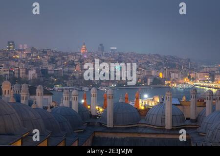 Vue nocturne sur Istanbul, la Turquie et la Tour de Galata depuis la Mosquée Suleymaniye en face de la Corne d'Or. Banque D'Images