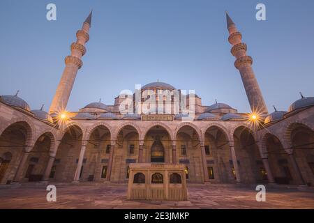 Vue en soirée sur la cour ottomane du XVIe siècle de la mosquée Suleymaniye, conçue par Sinan pour Suleiman le magnifique à Istanbul, Turquie. Banque D'Images