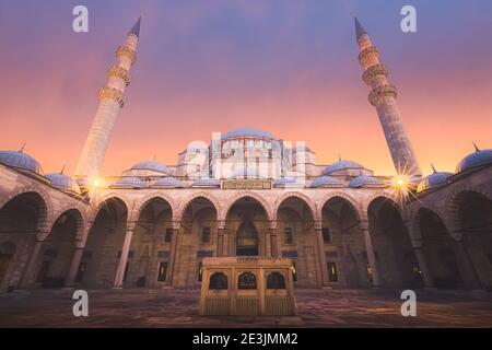 Vue au coucher du soleil sur la cour ottomane du XVIe siècle à la mosquée Suleymaniye, conçue par Sinan pour Suleiman le magnifique à Istanbul, Turquie. Banque D'Images