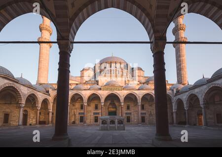 Vue sur la cour ottomane du XVIe siècle à la mosquée Suleymaniye, conçue par Sinan pour Suleiman le magnifique à Istanbul, Turquie. Banque D'Images