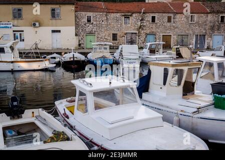 Port de Mali Iz, sland d'Iz, archipel de Zadar, Dalmatie, Croatie Banque D'Images