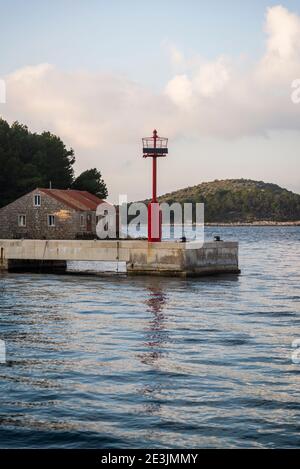 Quai portuaire à Mali Iz, sland d'Iz, archipel de Zadar, Dalmatie, Croatie Banque D'Images