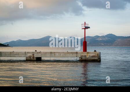 Quai portuaire à Mali Iz, sland d'Iz, archipel de Zadar, Dalmatie, Croatie Banque D'Images