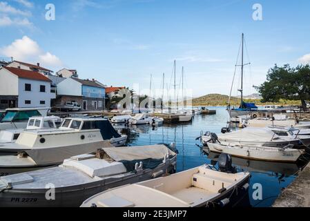 Port de Mali Iz, sland d'Iz, archipel de Zadar, Dalmatie, Croatie Banque D'Images