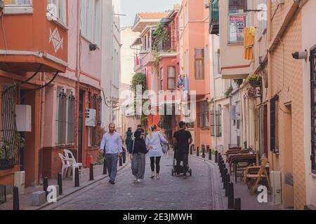 Istanbul, Turquie - septembre 17 2017 : les habitants turcs se promènent l'après-midi dans le quartier authentique et multiculturel de Balat. Banque D'Images