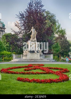 Vienne, Autriche - 23 mai 2017 : statue de Mozart et décoration des fleurs rouges sur l'herbe sous la forme d'une clé de clef de clef à clef à aigus musicale à Burggarten Banque D'Images